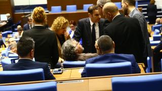 Цирк в парламента! Изгониха намирисващия Манол Пейков, той се завърна запъхтян и... БЛИЦ TV 