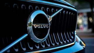 Революционната технология на Volvo Cars за свързана безопасност вече предупреждава водачите за инциденти напред.