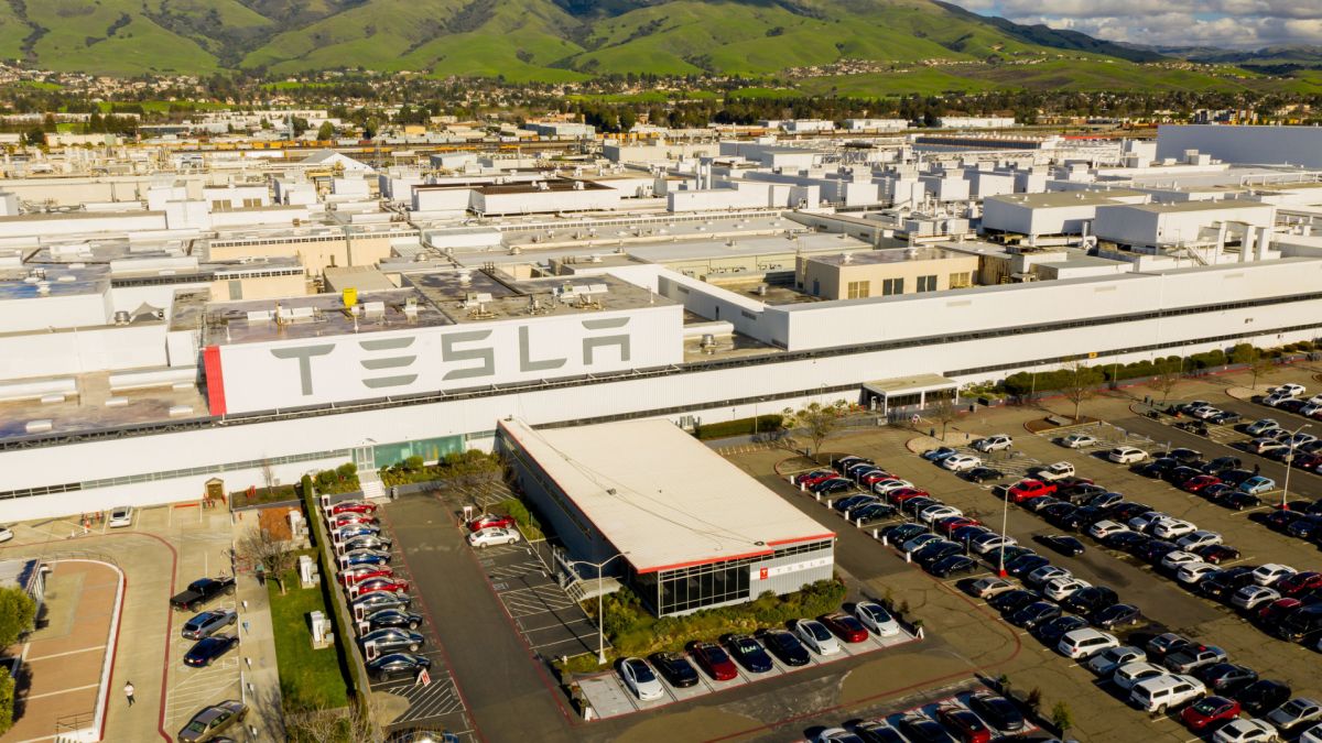 Голяма тесла от Tesla в Германия, стотици остават на улицата