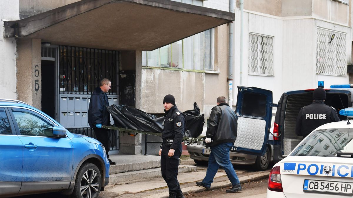 Син живя дни наред с трупа на майка си, а когато ченгетата дойдоха...  