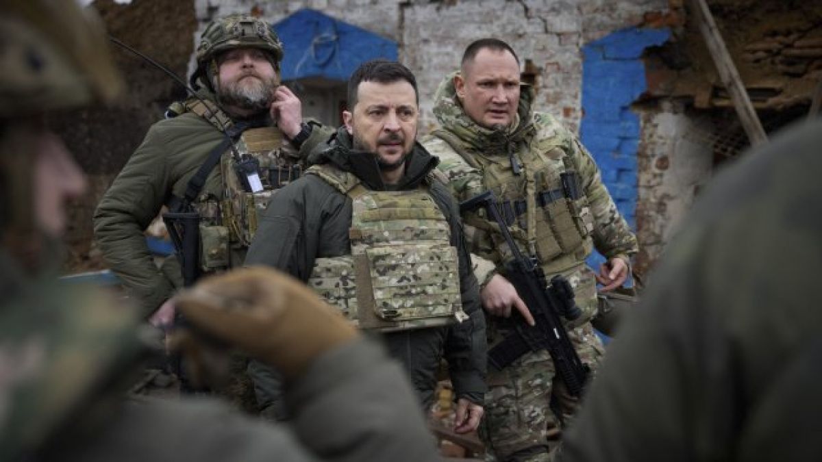 Зеленски призна за тежката обстановка на фронта