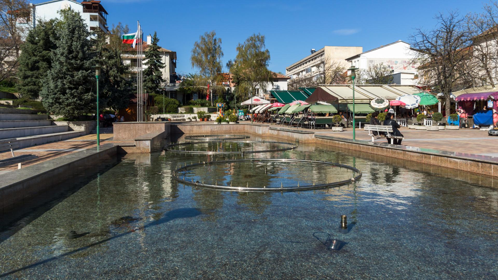 Паника в Сандански: Нещо черно и огромно плъзна по улиците СНИМКА