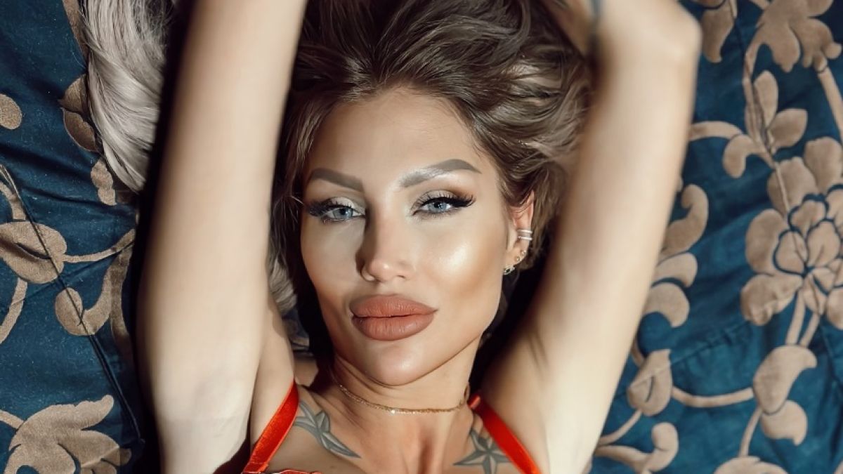 Секс машина: Джулиана Гани издаде колко често мачка чаршафите
