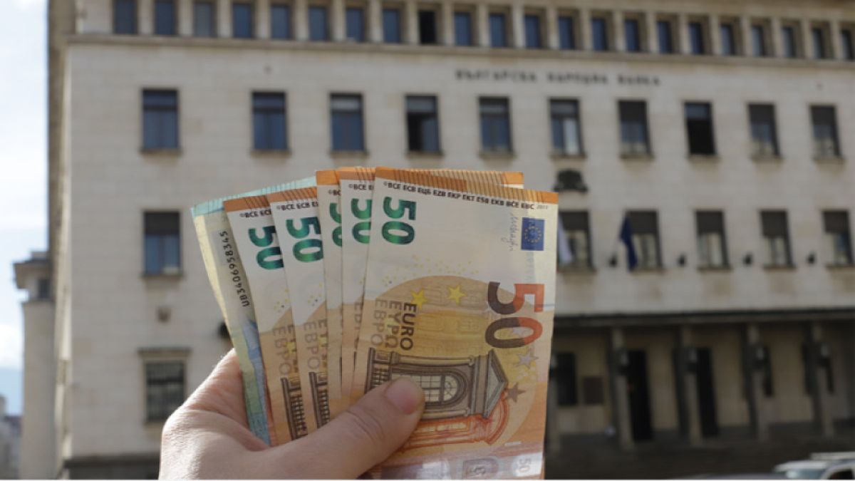 Какво да правите, ако имате спестявания в левове под дюшека?