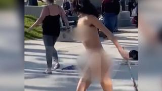 ВИДЕО 18+ запечата бой между голо момиче и...