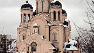 Ройтерс: В църквата, където ще опеят Навални, момичета маршируват с армейски шапки, а свещениците... ВИДЕО
