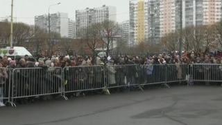 Почна се: Над 1000 души са се събрали край църквата, където ще опеят Навални НА ЖИВО