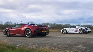 Страхотна битка на спортните коли Porsche 918 Spyder и Ferrari SF90 ВИДЕО
