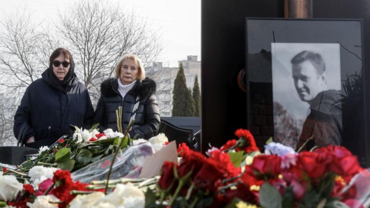Ченгета вардят край гроба на Навални, а майка му и тъщата...  СНИМКИ 