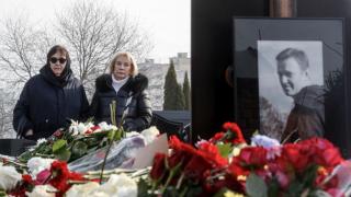 Ченгета вардят край гроба на Навални, а майка му и тъщата...  СНИМКИ 
