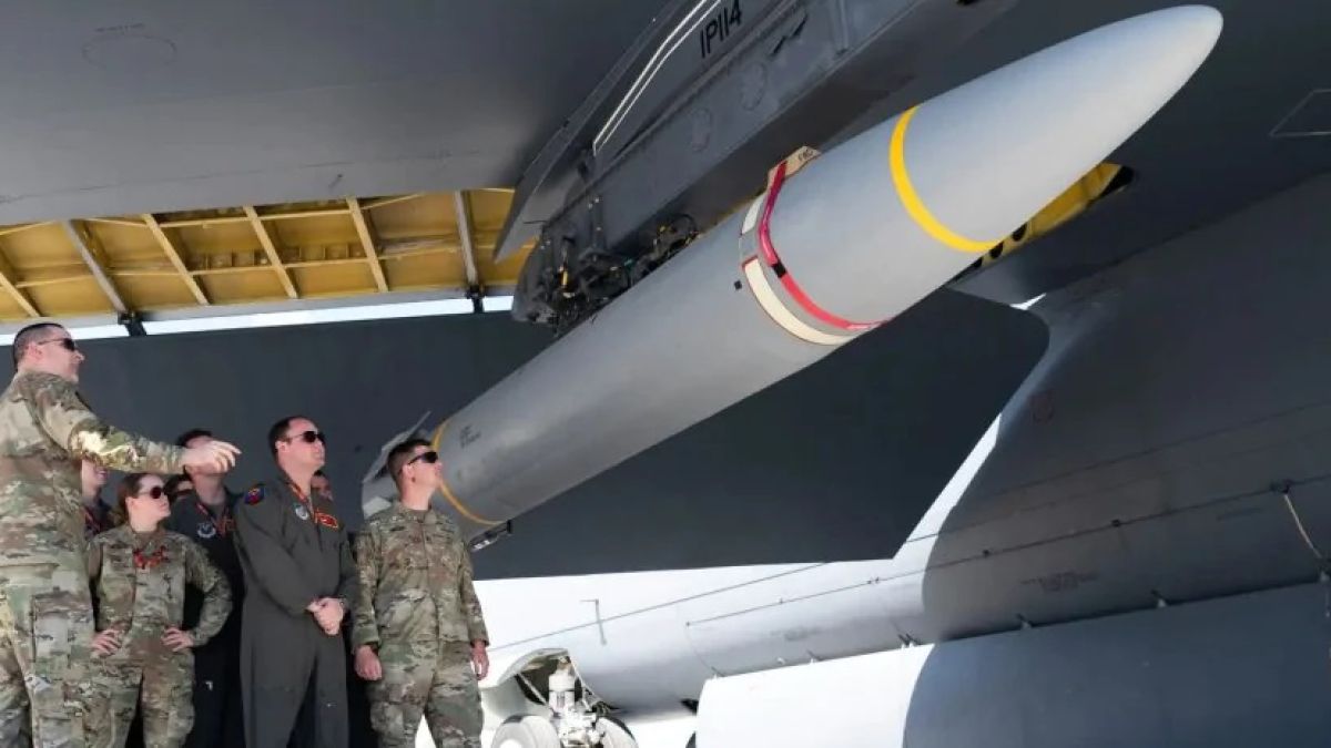 Поздрав за Китай: САЩ показаха B-52 с хиперзвукова ракета в базата в Гуам СНИМКИ
