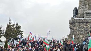 Хиляди родолюбци изкачват Шипка, освиркаха... СНИМКИ