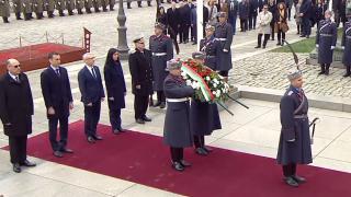 Всички гледат към Денков и Габриел, двамата рамо до рамо... ВИДЕО