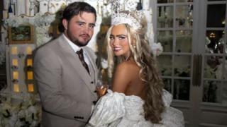 Младоженци разрязаха торта - чудовище, струва повече от нова кола ВИДЕО