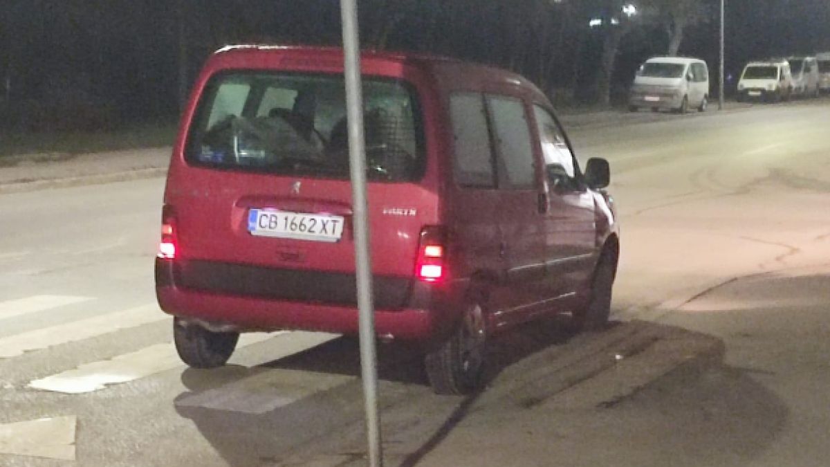 Това минава вече всякакви граници! Кола спира като в гората в София, а полицията... СНИМКИ
