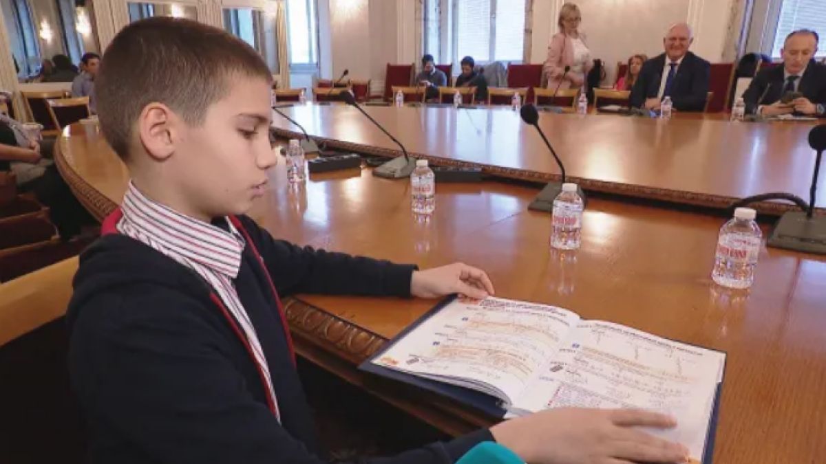 12-г. отличник притисна министър, постави проблемите на масата