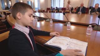 12-г. отличник притисна министър, постави проблемите на масата