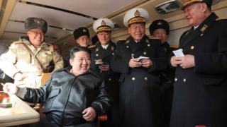 Ким Чен размаха пистолет пред очите на войници, после хвана автомата