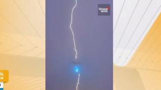 Забележително: Мъж засне как мълния поразява самолет по време на полет ВИДЕО  