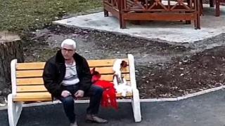 Перник изригна, какви ги свърши този дядо в парка ВИДЕО 