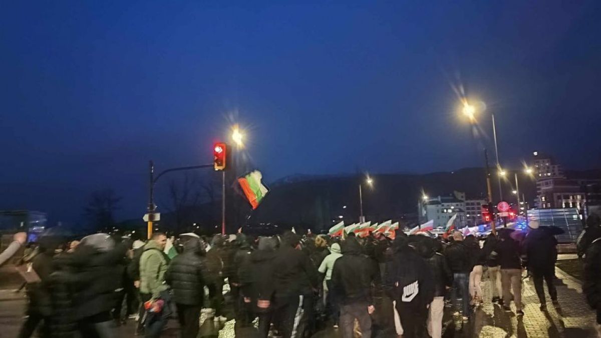В Овча Купел ври и кипи, хората са по улиците СНИМКИ