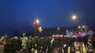 В Овча Купел ври и кипи, хората са по улиците СНИМКИ