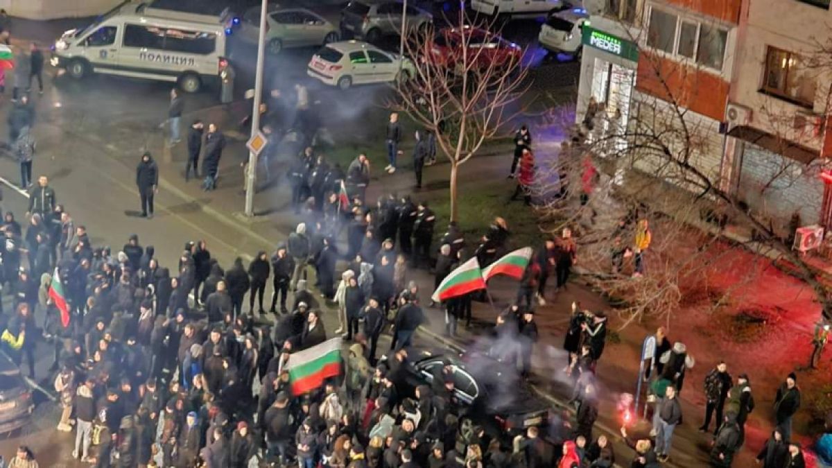 Гърмежи на пиратки и дим от факли в „Овча купел“ заради протеста ВИДЕО