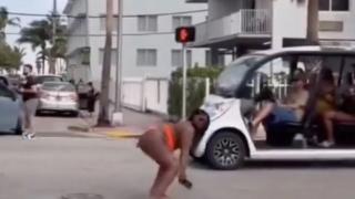 Девойка развъртя дупе в туърк директно на улицата ВИДЕО 18+