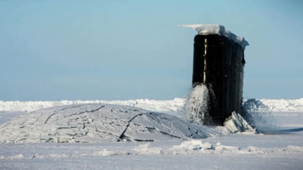 Американска ударна подводница проби арктическия лед СНИМКИ