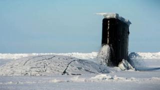 Американска ударна подводница проби арктическия лед СНИМКИ