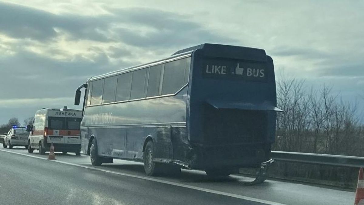 Автобус с пътници излетя от пътя на разклона за Ловеч и Троян