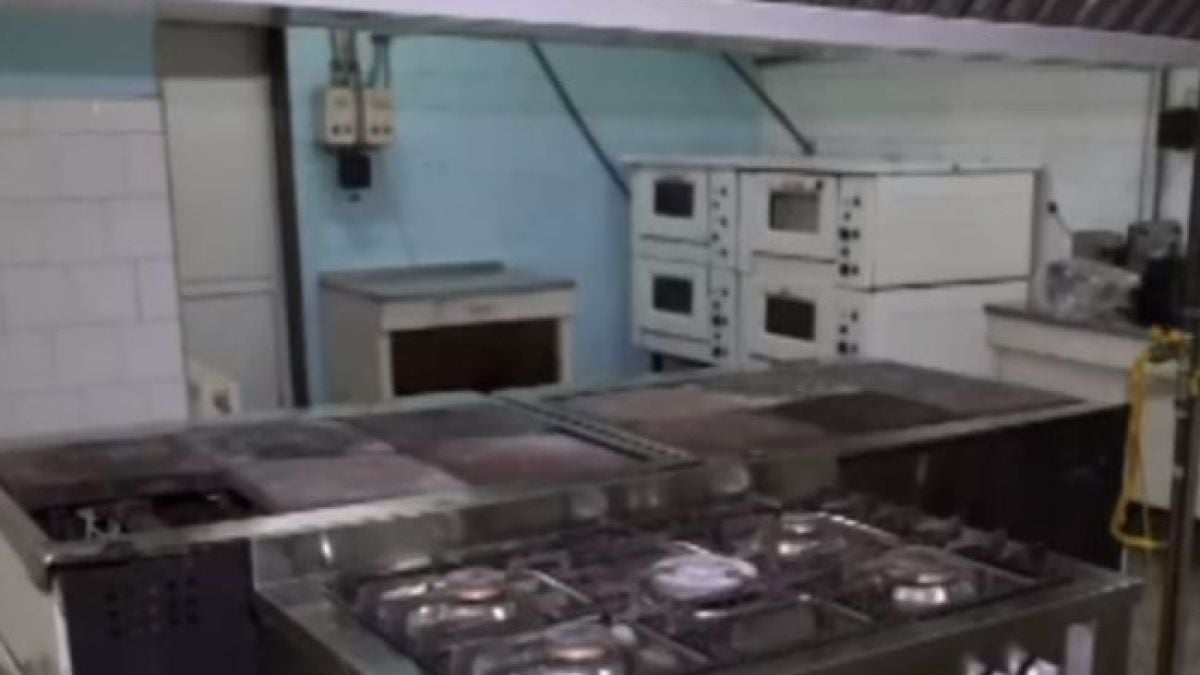 Гадост! Мистериозен "бонус" в десерт от детската кухня в Монтана СНИМКА