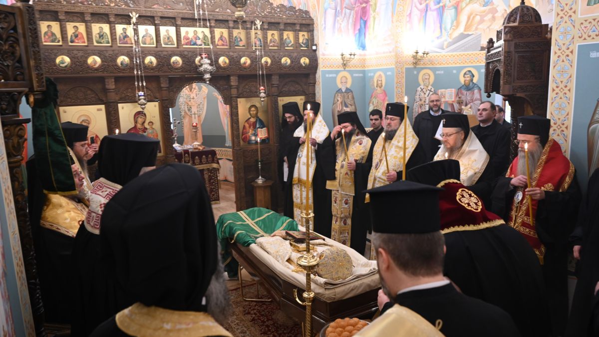 Тленните останки на патриарх Неофит вече са в храм „Света Марина“, започна бдението СНИМКИ