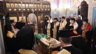 Тленните останки на патриарх Неофит вече са в храм „Света Марина“, започна бдението СНИМКИ