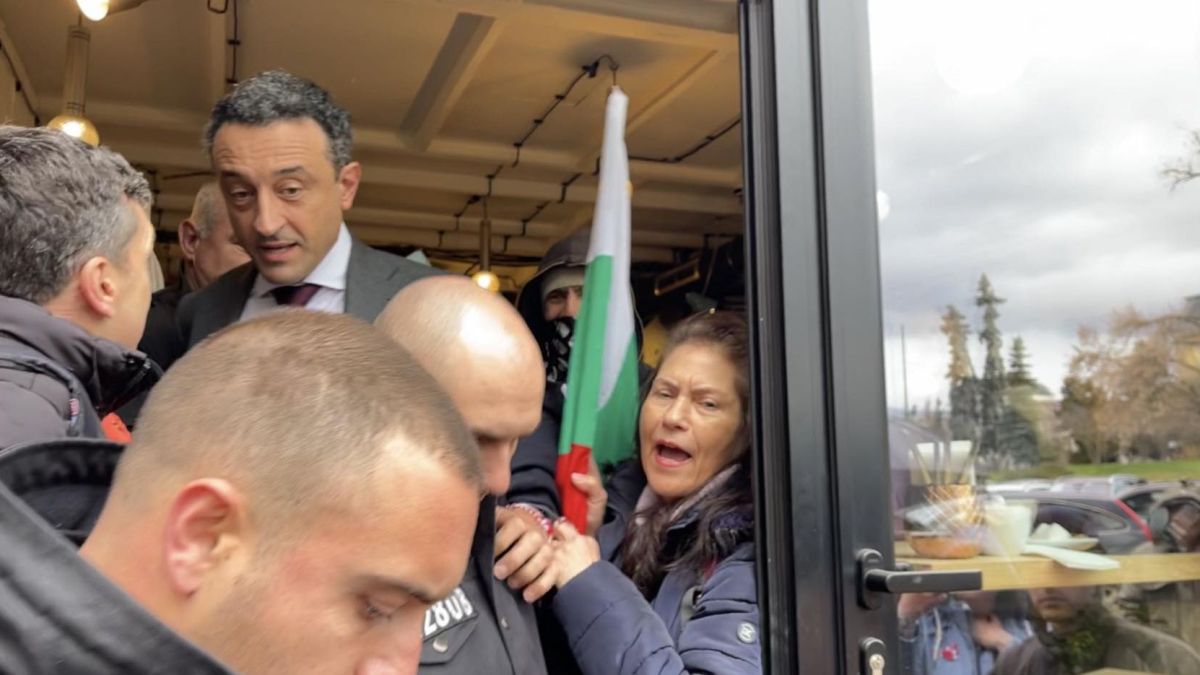Фотобомба в БЛИЦ: Нападнаха Лорер на метри от парламента