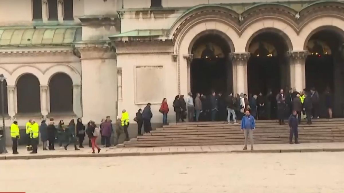 Последно „Сбогом“: Безкрайна опашка от желаещи да се простят с патриарх Неофит ВИДЕО
