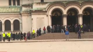 Последно „Сбогом“: Безкрайна опашка от желаещи да се простят с патриарх Неофит ВИДЕО