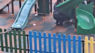 Потрес: Младо момиче спретна грозна мизерия на детска площадка в Пловдив СНИМКА
