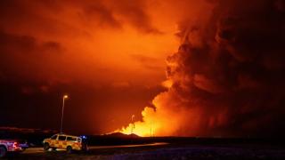 Евакуация: Фонтани от лава разцепиха мрака в Исландия ВИДЕО