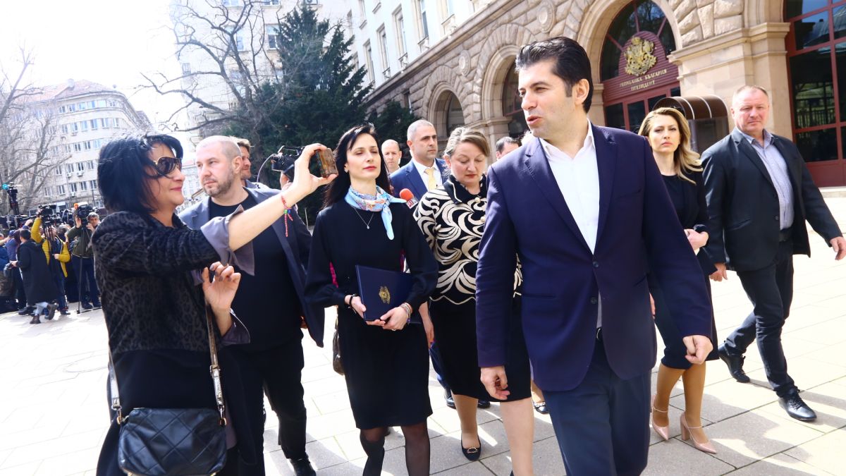 Близък на Радев разкри какво ще направят ГЕРБ и ПП точно в 12:00 часа 