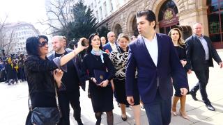 Близък на Радев разкри какво ще направят ГЕРБ и ПП точно в 12:00 часа 