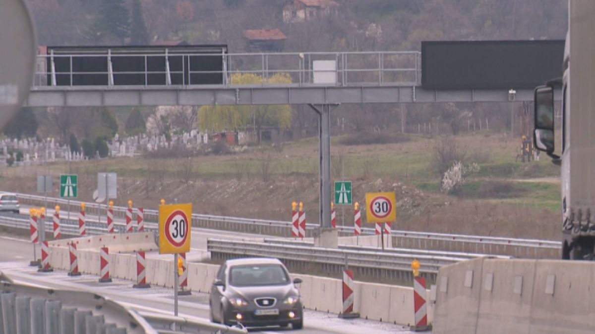 Само за месец нова отсечка се превърна в кошмар за пътуващите