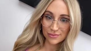Учителка, уволнена заради порно кариера, отново загуби работата си СНИМКИ 18+