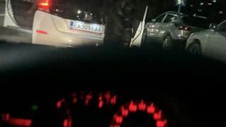 Шофьорка опита да изпревари колегата с електричка и ето какво й се случи СНИМКИ