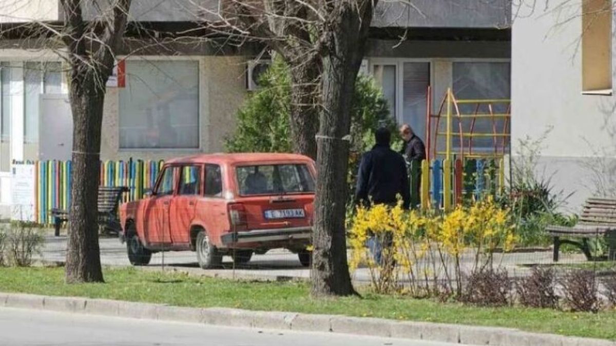 Благоевградчани гледат и не вярват, такава наглост в центъра не е ставала СНИМКА 
