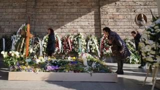 Седмица след погребението: Хора с цвета продължават да се стичат на гроба на Неофит 