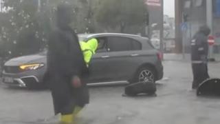 Свирепа буря удари Истанбул, огромни вълни в Мраморно море, градът е парализиран ВИДЕО