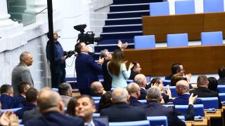 81 депутатски гласа пуснаха тежка секира по много българи