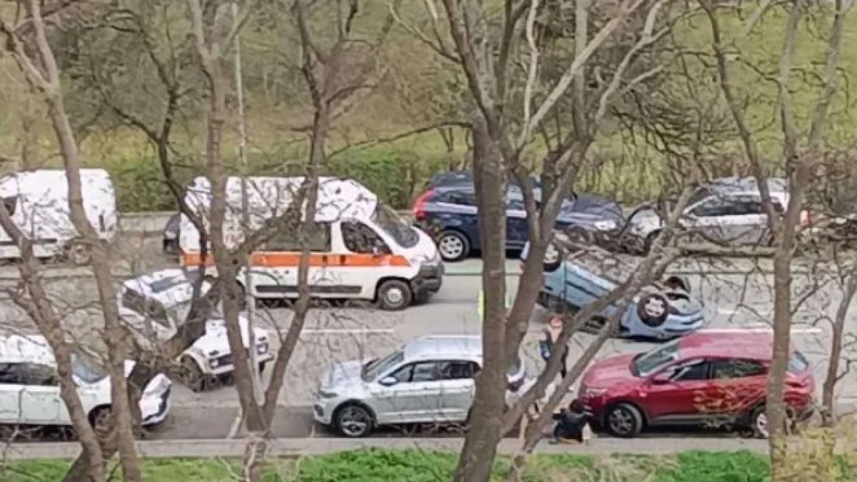 Телефонът ѝ паднал между педалите: Перничанка се обърна по таван в Бургас СНИМКИ