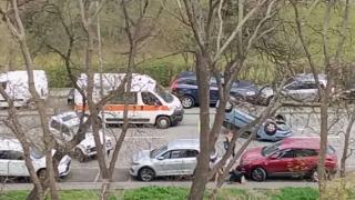 Телефонът ѝ паднал между педалите: Перничанка се обърна по таван в Бургас СНИМКИ